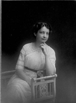 Suzanne en 1912 (19 ans) Suzanne en 1912 (19 ans)