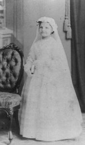 La Communion d'Angèle - AGRANDIR Angèle à 11 ans